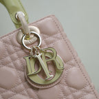 MITTLERE DAMENTASCHE 20 IN BABYROSA GESTEPPTES MAKROCANNAGE-KALBLEDER MIT SUMPFGELBEM TRAGERIEMEN