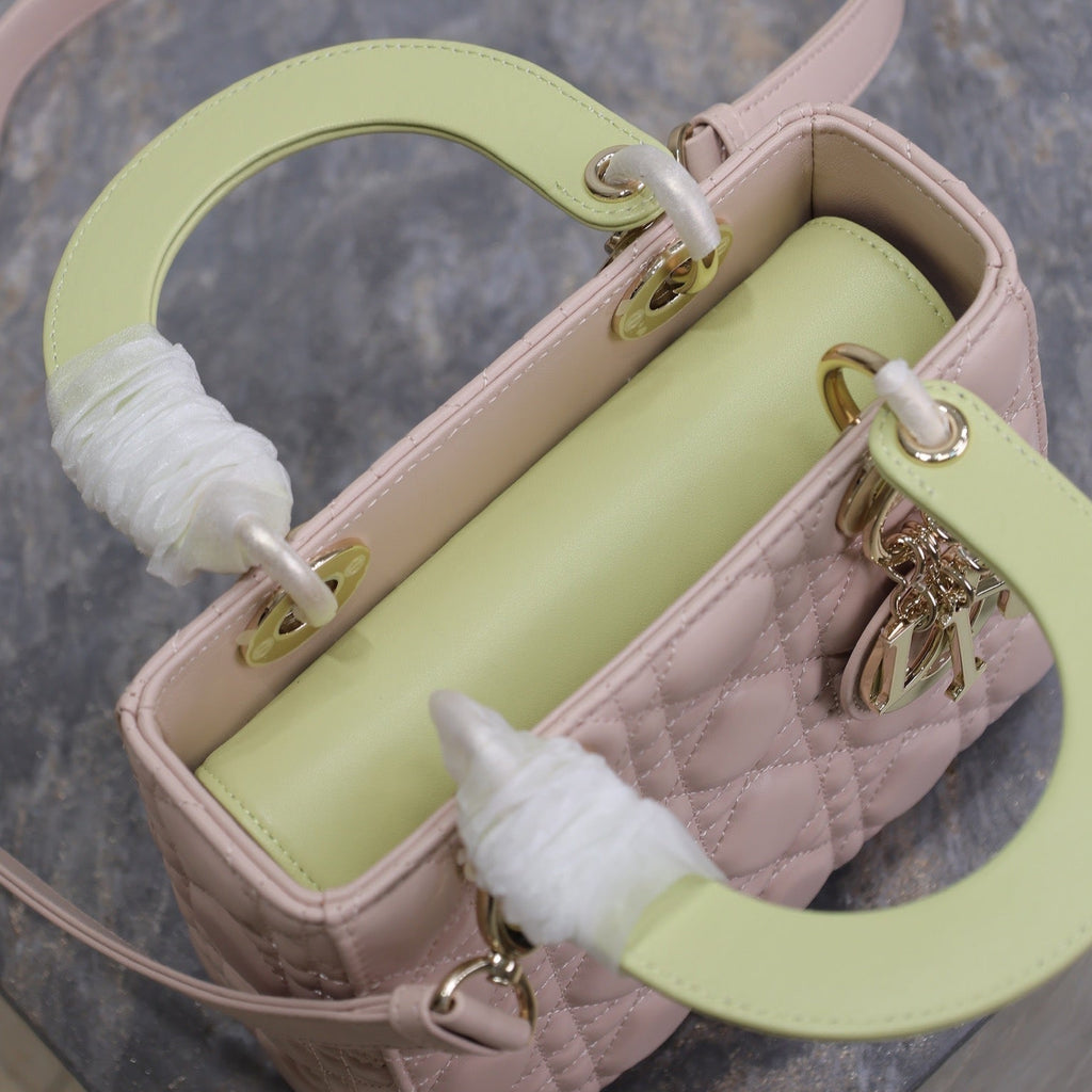 MITTLERE DAMENTASCHE 20 IN BABYROSA GESTEPPTES MAKROCANNAGE-KALBLEDER MIT SUMPFGELBEM TRAGERIEMEN