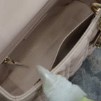 MITTLERE DAMENTASCHE 20 IN BABYROSA GESTEPPTES MAKROCANNAGE-KALBLEDER MIT SUMPFGELBEM TRAGERIEMEN