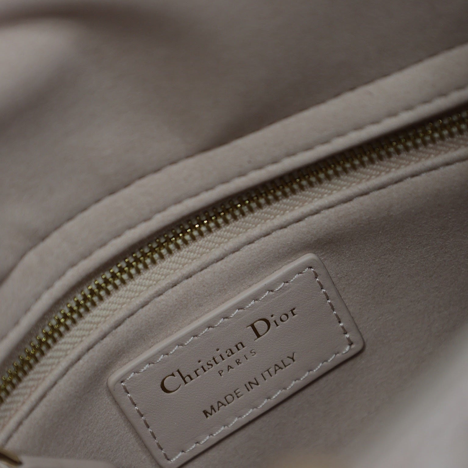 MITTLERE DAMENTASCHE 20 IN BABYROSA GESTEPPTES MAKROCANNAGE-KALBLEDER MIT SUMPFGELBEM TRAGERIEMEN