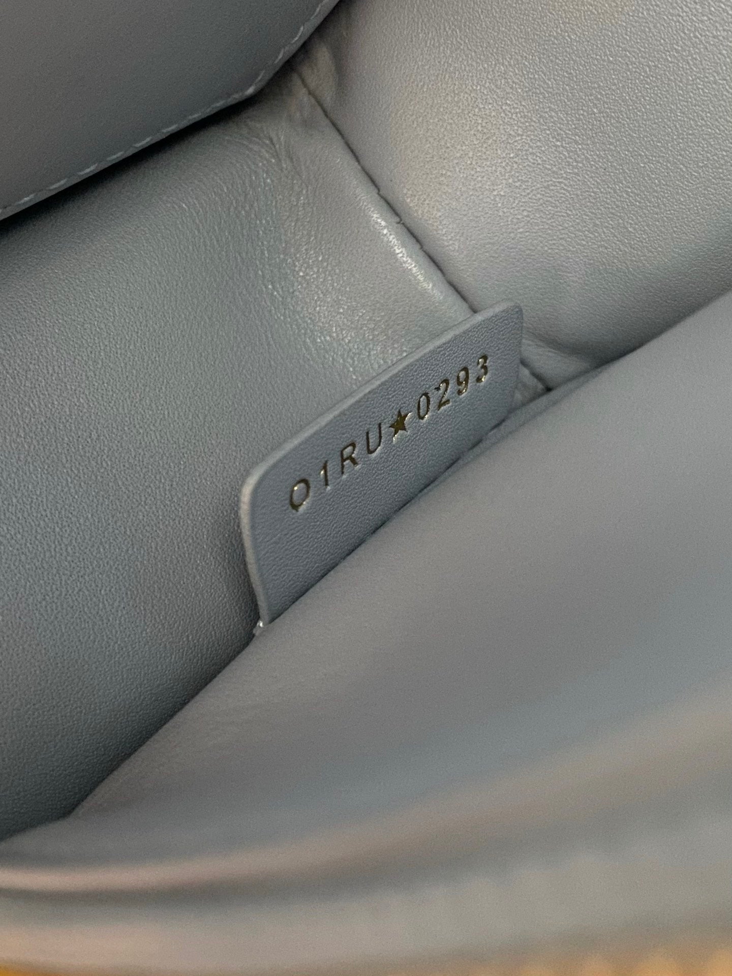 MITTLERE KLAPPENTASCHE 22 IN BABYBLAU DURCHGEFÜLLTES KALBSLEDER