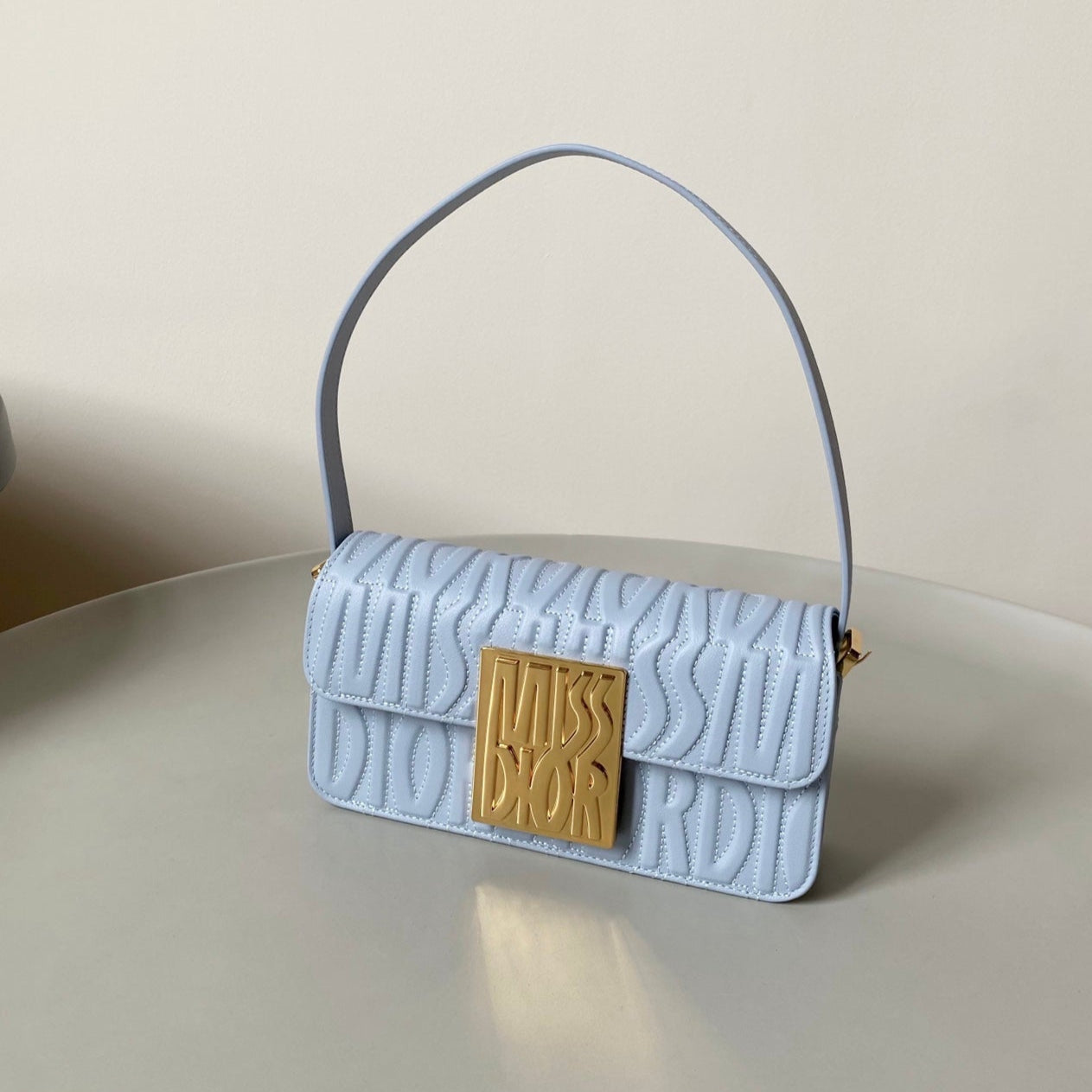 MITTLERE KLAPPENTASCHE 22 IN BABYBLAU DURCHGEFÜLLTES KALBSLEDER