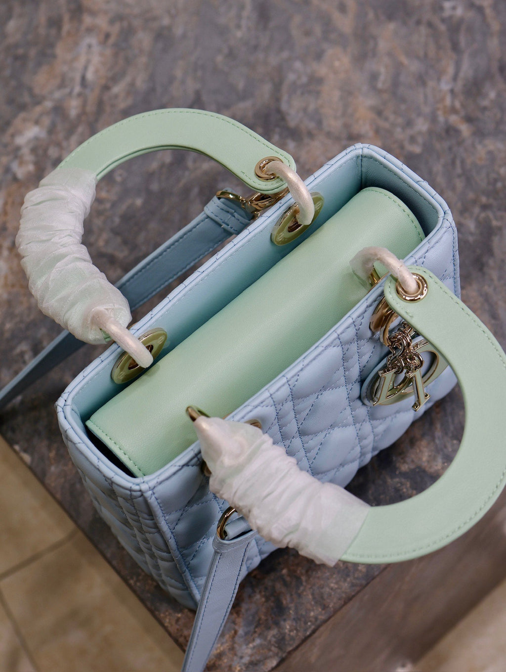 MITTLERE DAMENTASCHE 20 IN BABYBLAU GESTEPPTES MAKROCANNAGE-KALBLEDER GRÜNER TRAGERIEMEN