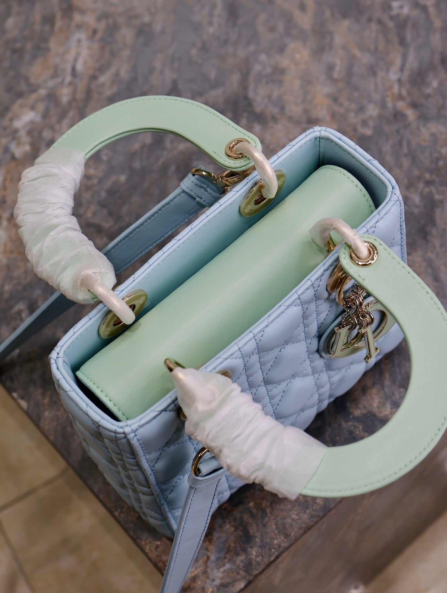 MITTLERE DAMENTASCHE 20 IN BABYBLAU GESTEPPTES MAKROCANNAGE-KALBLEDER GRÜNER TRAGERIEMEN