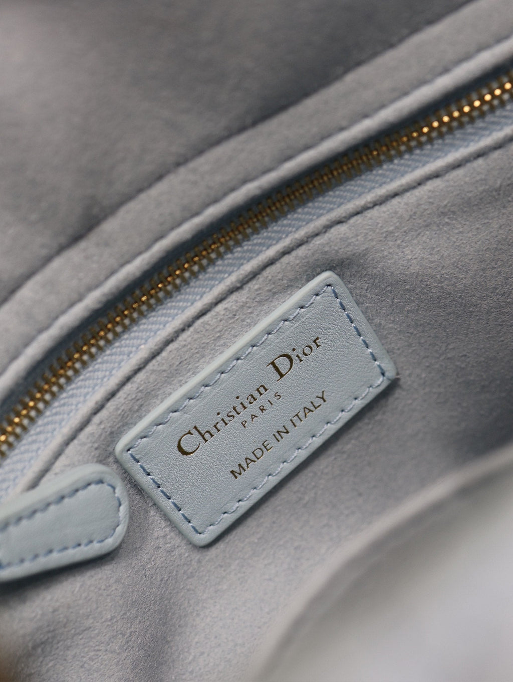 MITTLERE DAMENTASCHE 20 IN BABYBLAU GESTEPPTES MAKROCANNAGE-KALBLEDER GRÜNER TRAGERIEMEN