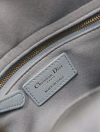 MITTLERE DAMENTASCHE 20 IN BABYBLAU GESTEPPTES MAKROCANNAGE-KALBLEDER GRÜNER TRAGERIEMEN