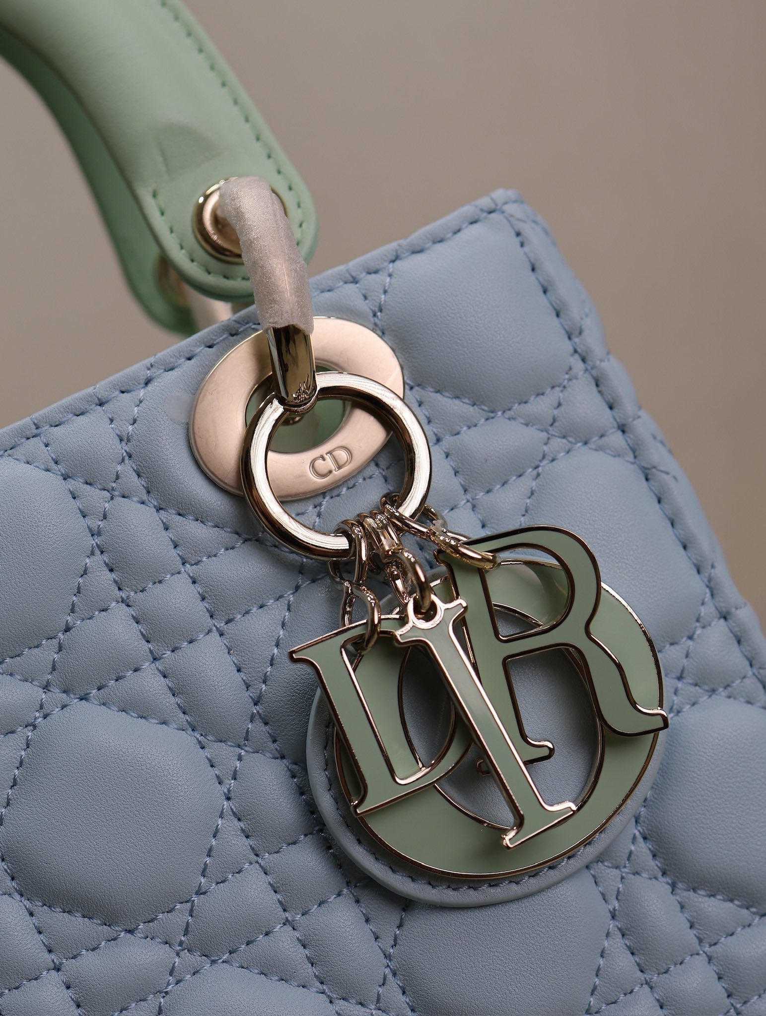 MITTLERE DAMENTASCHE 20 IN BABYBLAU GESTEPPTES MAKROCANNAGE-KALBLEDER GRÜNER TRAGERIEMEN