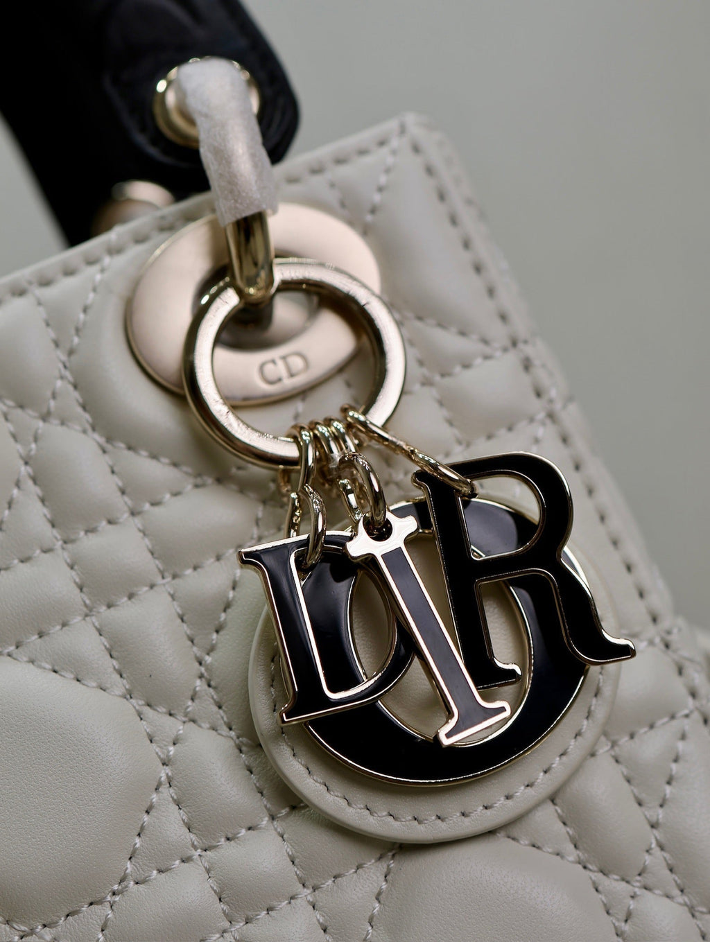 MINI LADY BAG 17 IN WEISS GESTEPPT MAKROCANNAGE KALBSLEDER SCHWARZER TRAGERIEMEN