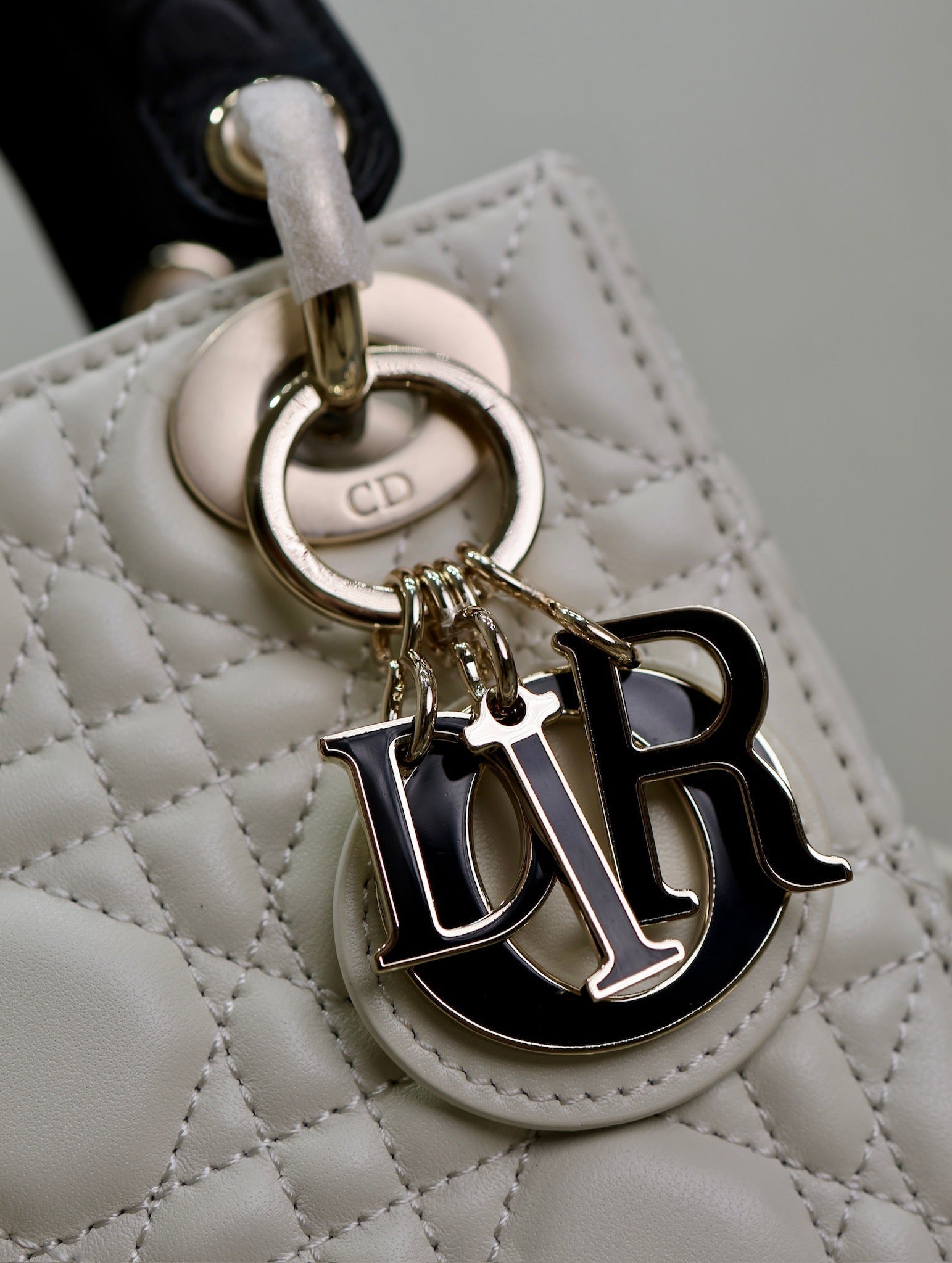 MINI LADY BAG 17 IN WEISS GESTEPPT MAKROCANNAGE KALBSLEDER SCHWARZER TRAGERIEMEN