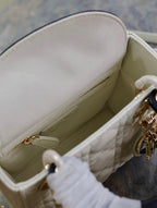 MINI LADY BAG 17 IN WEISS GESTEPPT MAKROCANNAGE KALBSLEDER SCHWARZER TRAGERIEMEN