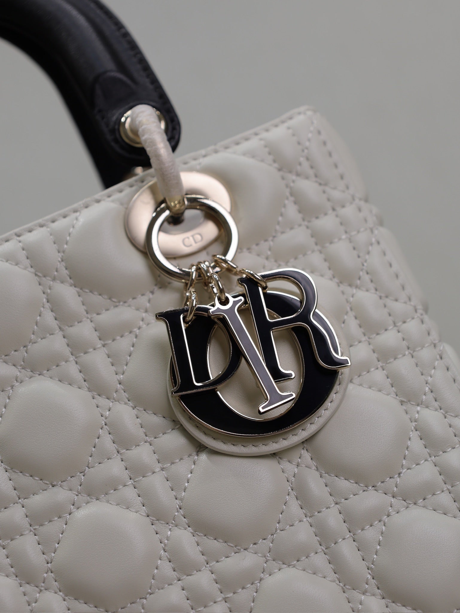 MEDIUM LADY BAG 24 IN WHITE QUILTED MACROCANNAGE CALFSKIN BLACK STRAP