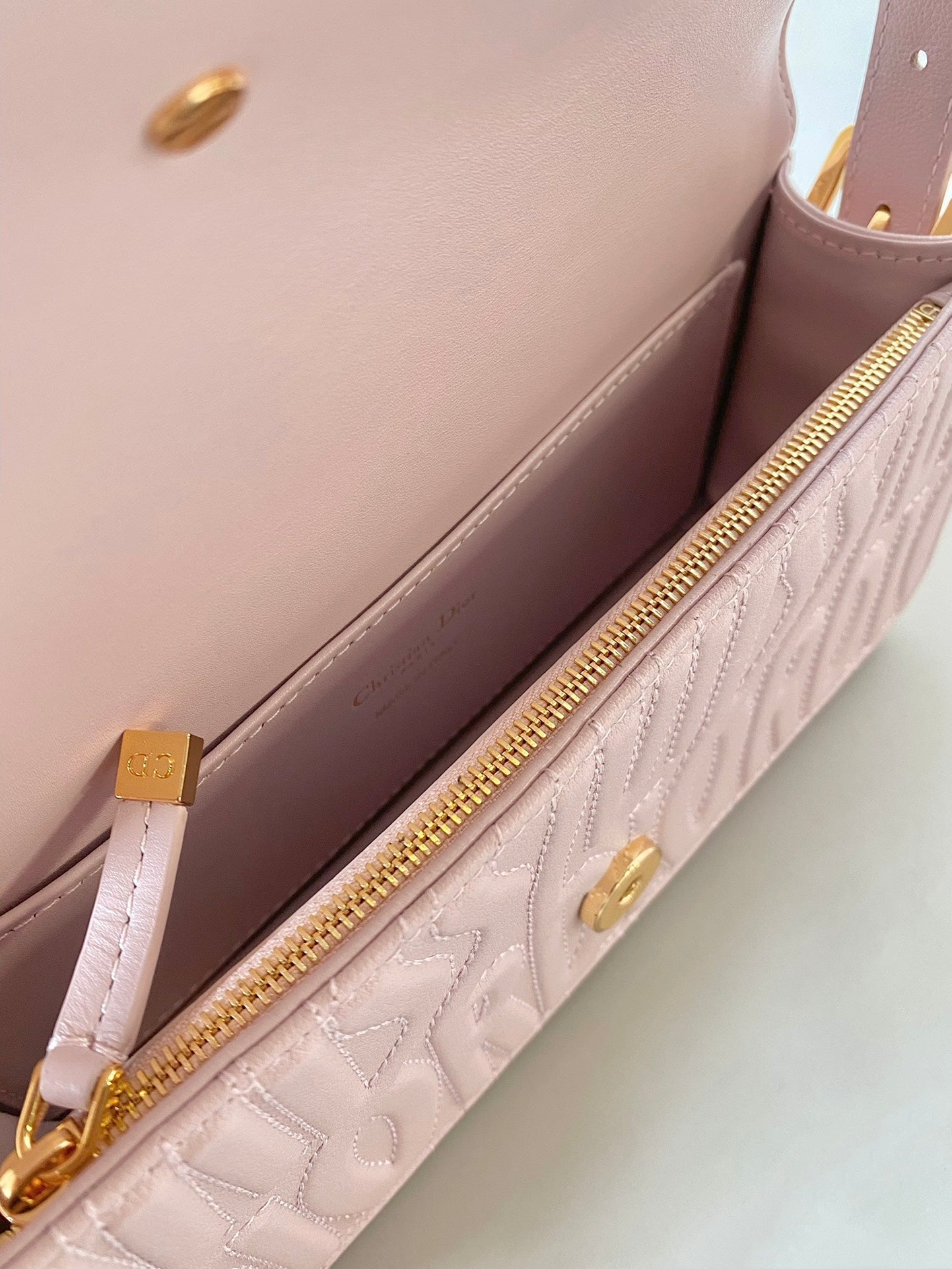 MITTLERE KLAPPENTASCHE 22 IN BABYROSA, VOLLSTÄNDIG GESTEPPT AUS KALBSLEDER