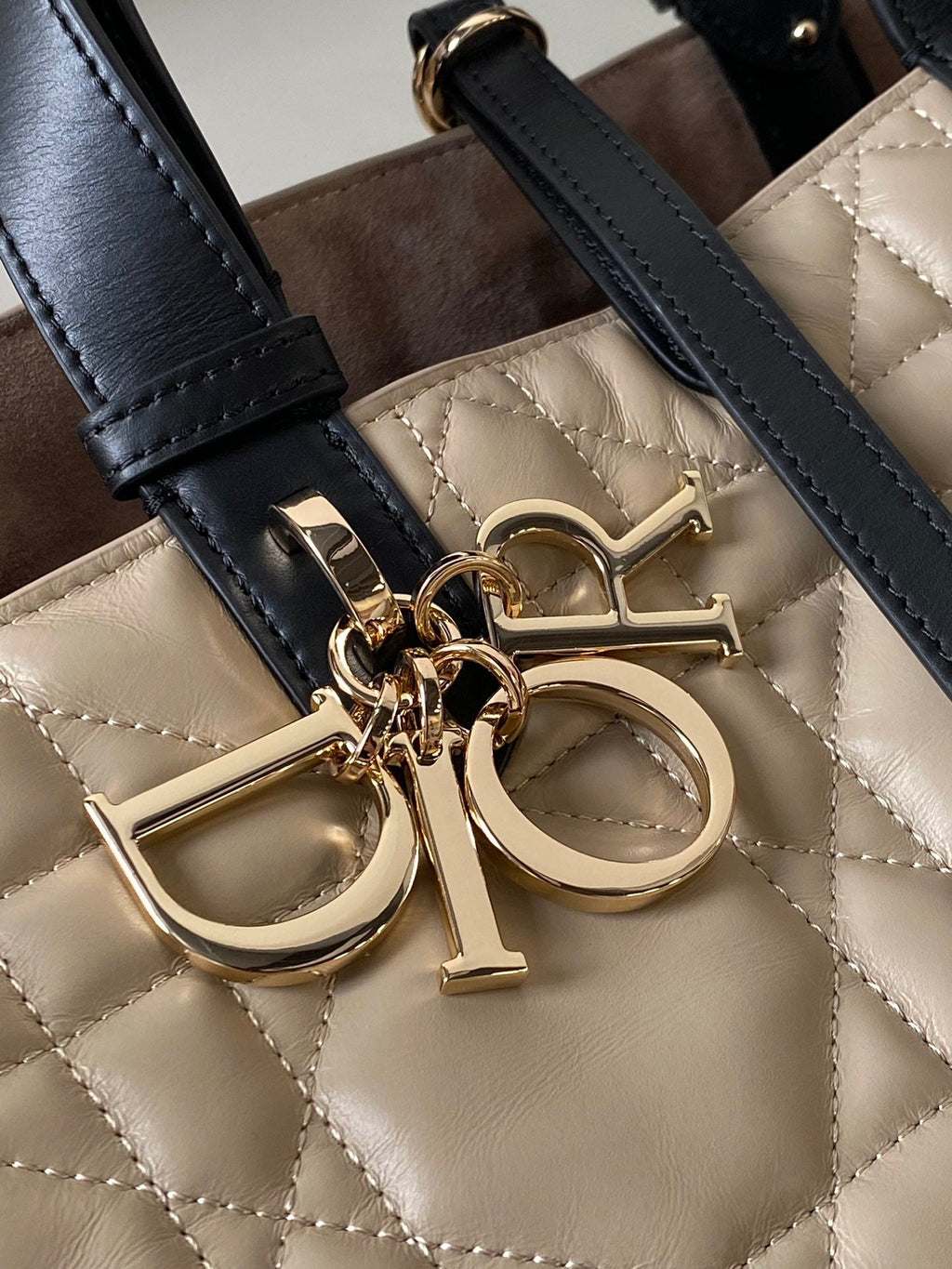 MEDIUM TOUJOURS BAG 28 IN BEIGE CANNAGE CALFSKIN BLACK STRAP