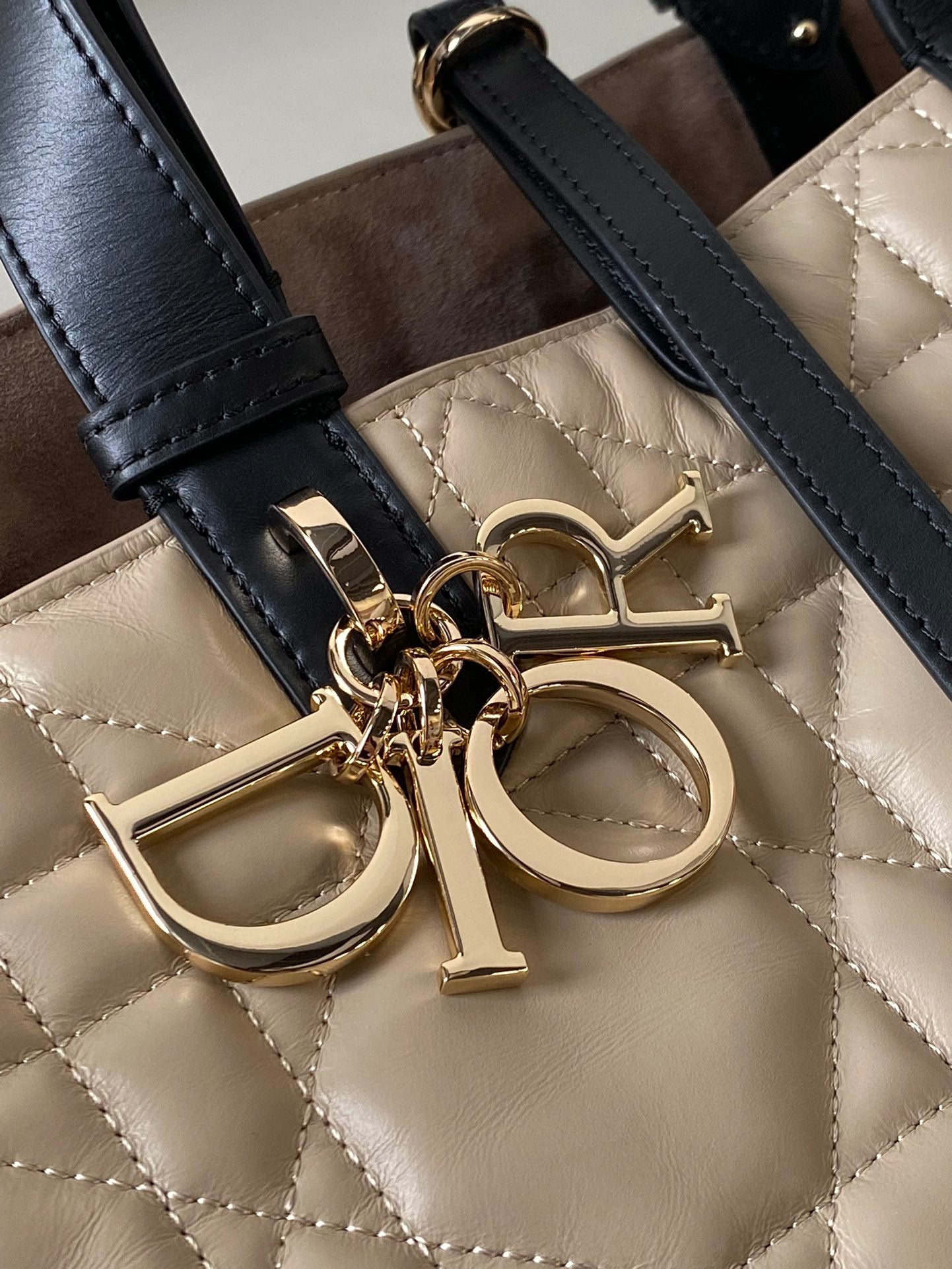 MEDIUM TOUJOURS BAG 28 IN BEIGE CANNAGE CALFSKIN BLACK STRAP