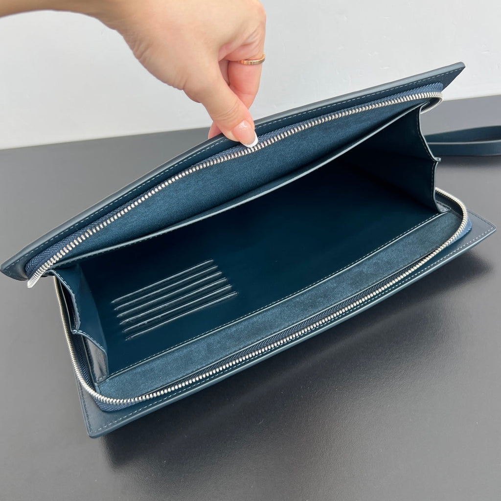 INTRECCIATO CLUTCH 32 IN PICKLED BLUEWOOD WEICHES KALBSLEDER