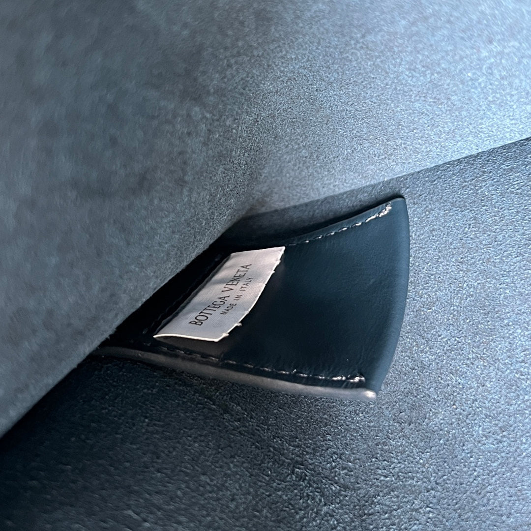 INTRECCIATO CLUTCH 32 IN PICKLED BLUEWOOD WEICHES KALBSLEDER