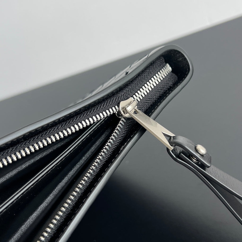 INTRECCIATO CLUTCH 32 IN SCHWARZEM WEICHEM KALBSLEDER