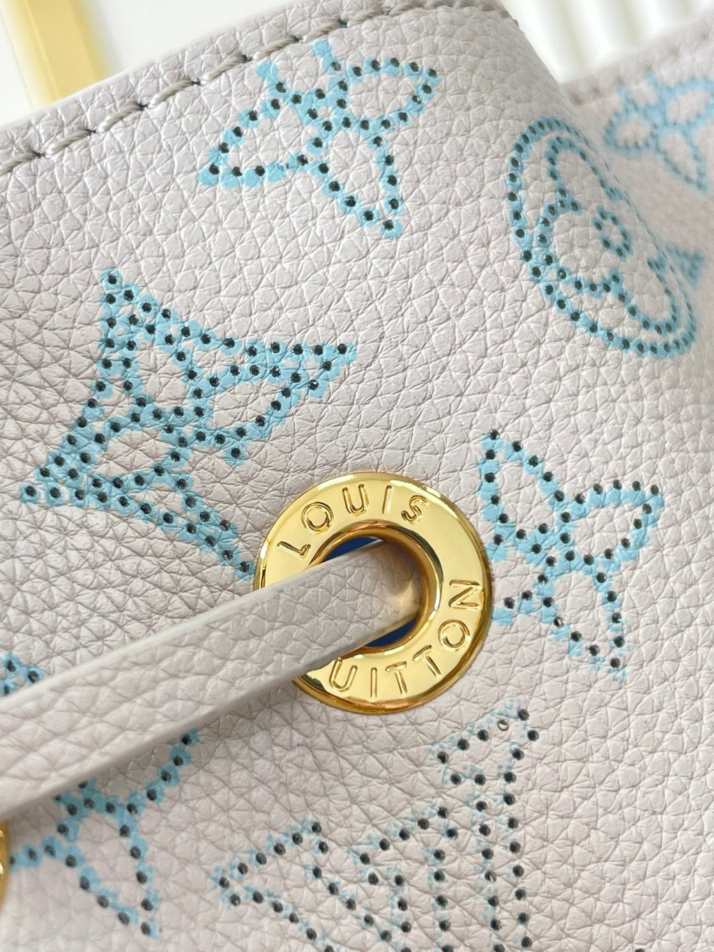 BELLA 22 IN BLUME PERFORATED CALFLEDER GOLDENE BESCHLÄGE