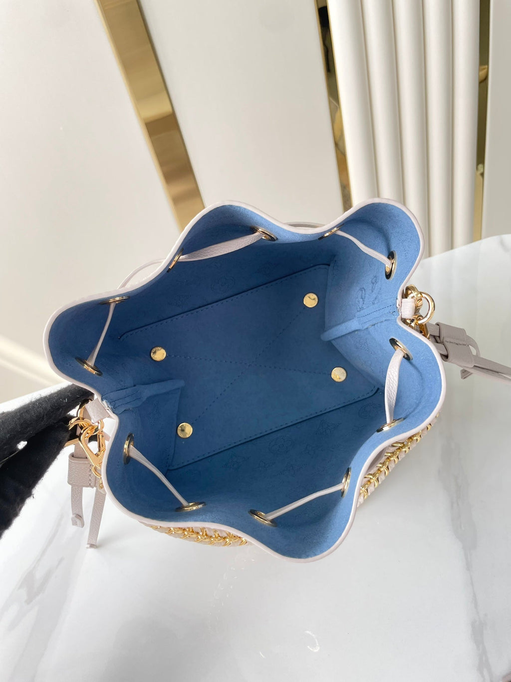 BELLA 22 IN BLUME PERFORATED CALFLEDER GOLDENE BESCHLÄGE