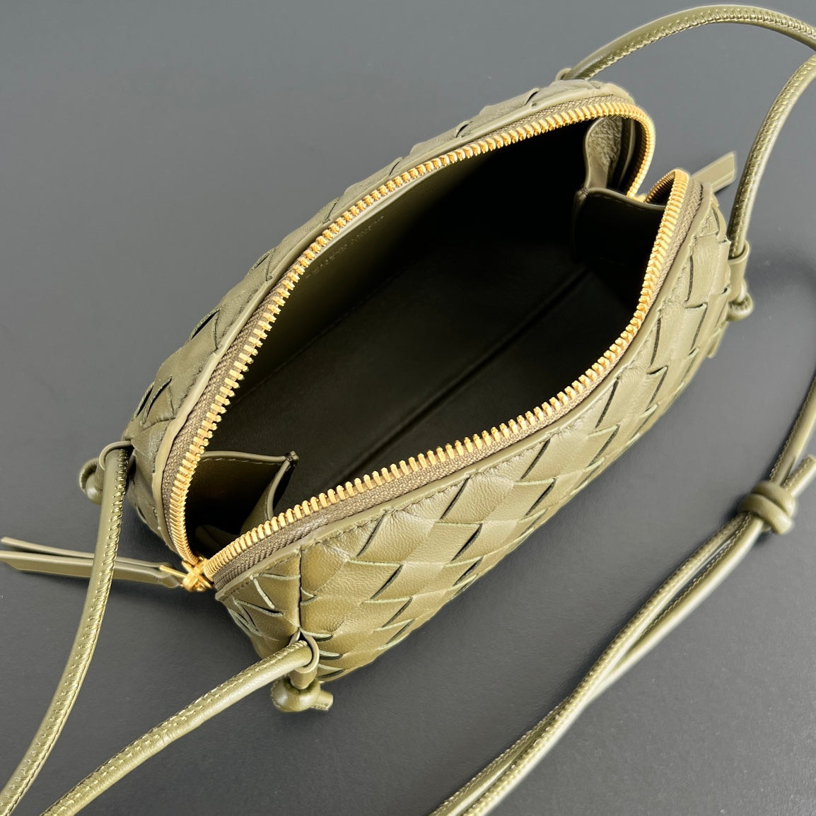 Konzerttasche 18 in armeegrünem Lammleder