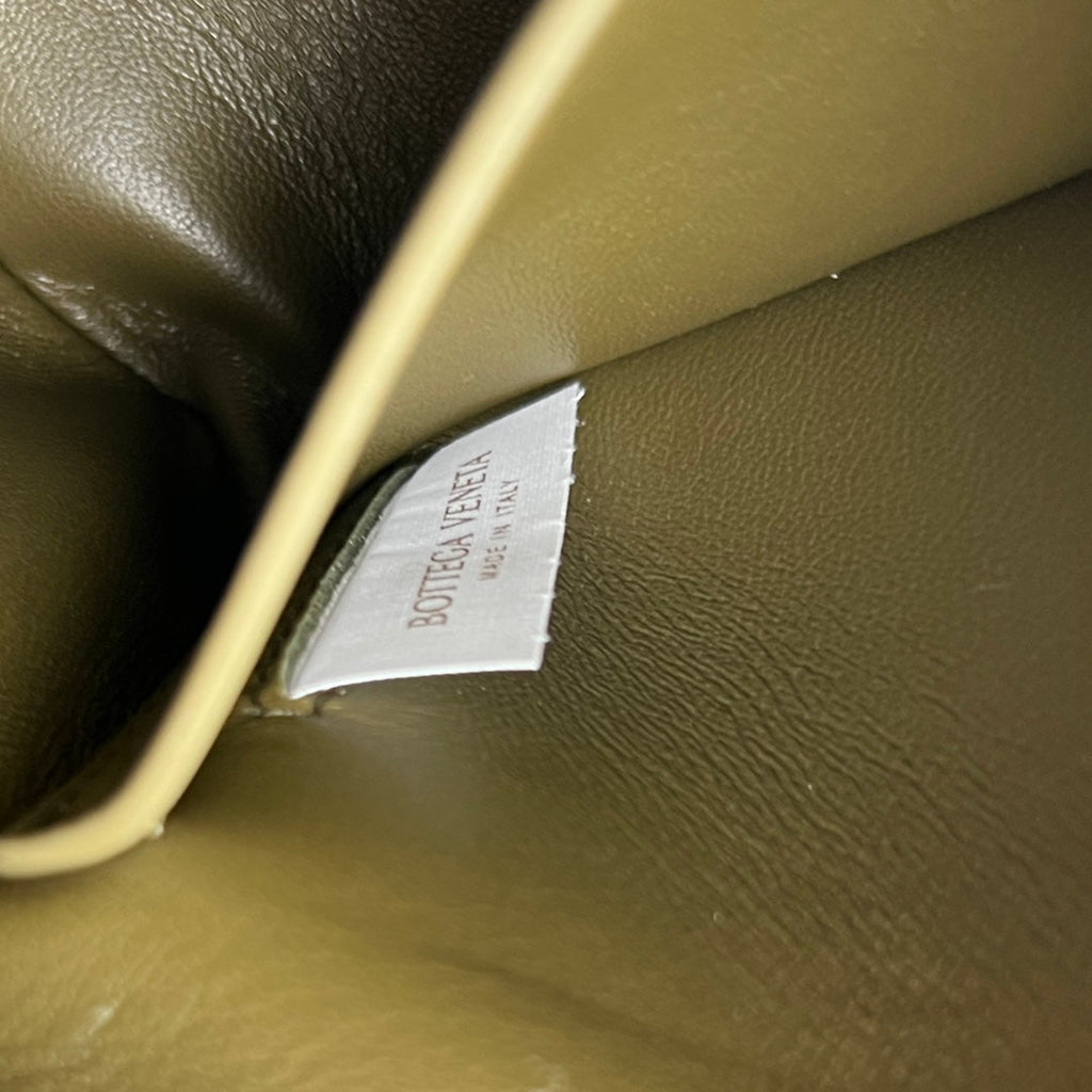 Konzerttasche 18 in armeegrünem Lammleder