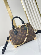 SPEEDY TRUNK 20 IN BRAUNEM MONOGRAMM-CANVAS UND SCHWARZEM KALBSLEDERBESATZ GOLDENE SCHNALLE