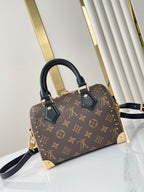 SPEEDY TRUNK 20 IN BRAUNEM MONOGRAMM-CANVAS UND SCHWARZEM KALBSLEDERBESATZ GOLDENE SCHNALLE