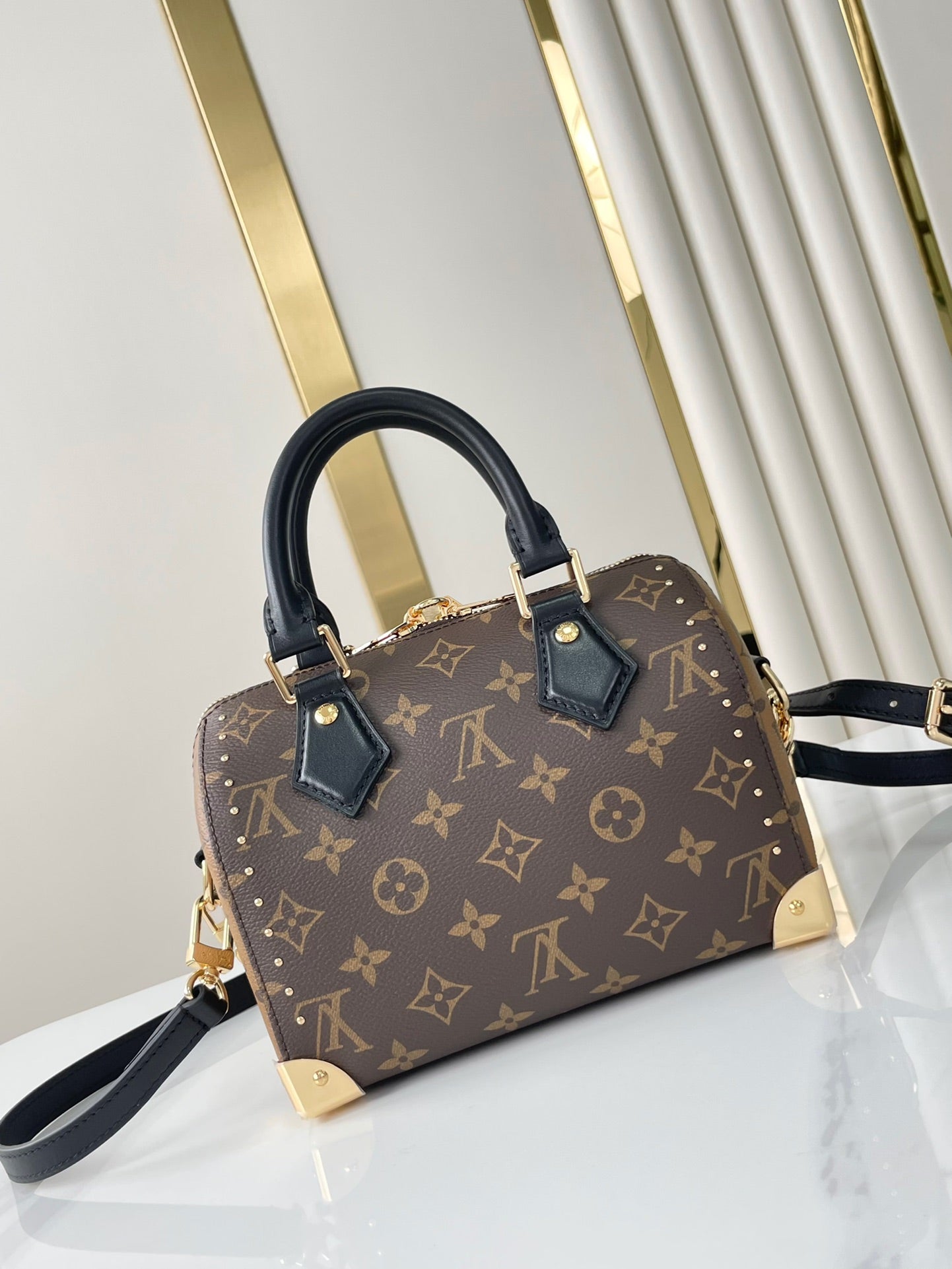 SPEEDY TRUNK 20 IN BRAUNEM MONOGRAMM-CANVAS UND SCHWARZEM KALBSLEDERBESATZ GOLDENE SCHNALLE