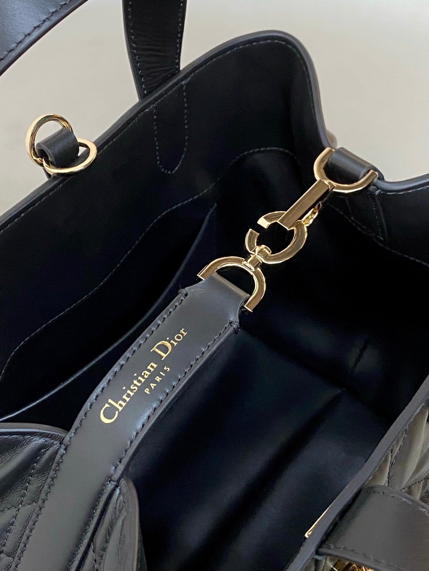 MEDIUM TOUJOURS BUCKET BAG 22 IN BLACK CANNAGE CALFSKIN