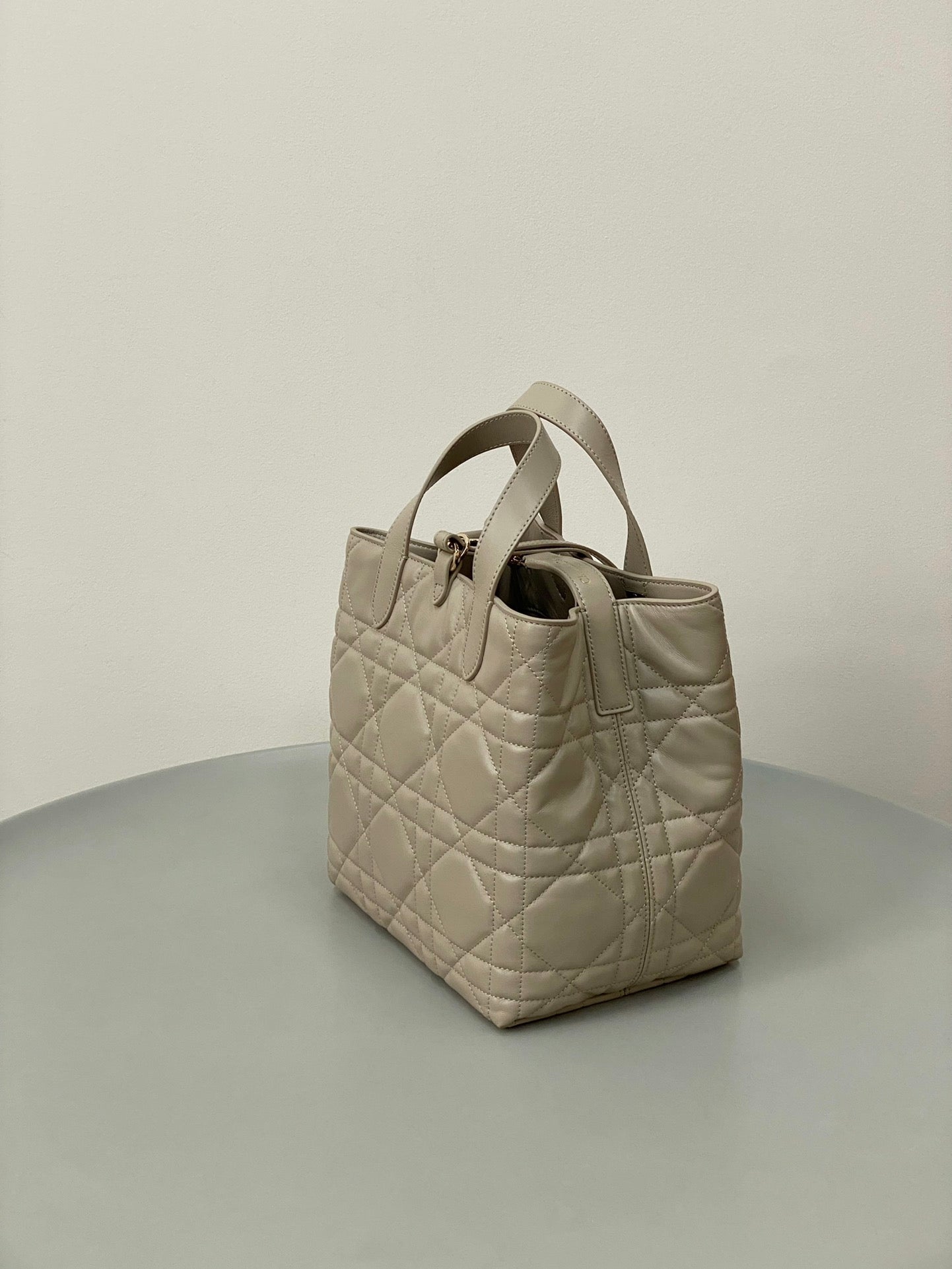 MEDIUM TOUJOURS BUCKET BAG 22 IN BEIGE CANNAGE CALFSKIN