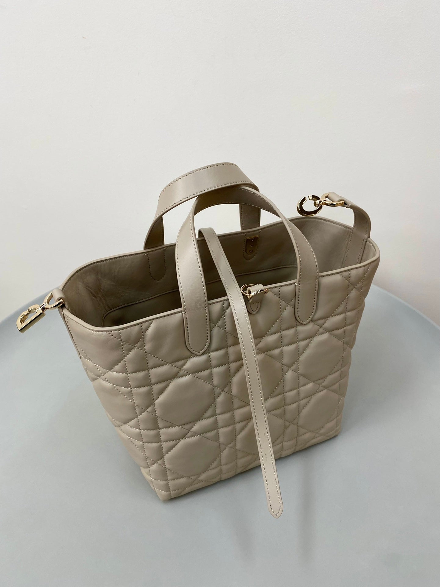 MEDIUM TOUJOURS BUCKET BAG 22 IN BEIGE CANNAGE CALFSKIN