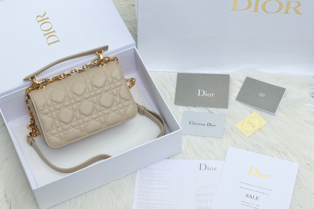 JOLIE Henkeltasche 19 in beigefarbenem Cannage-Kalbsleder