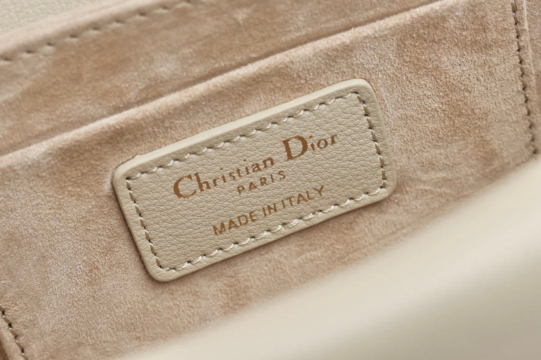 JOLIE Henkeltasche 19 in beigefarbenem Cannage-Kalbsleder