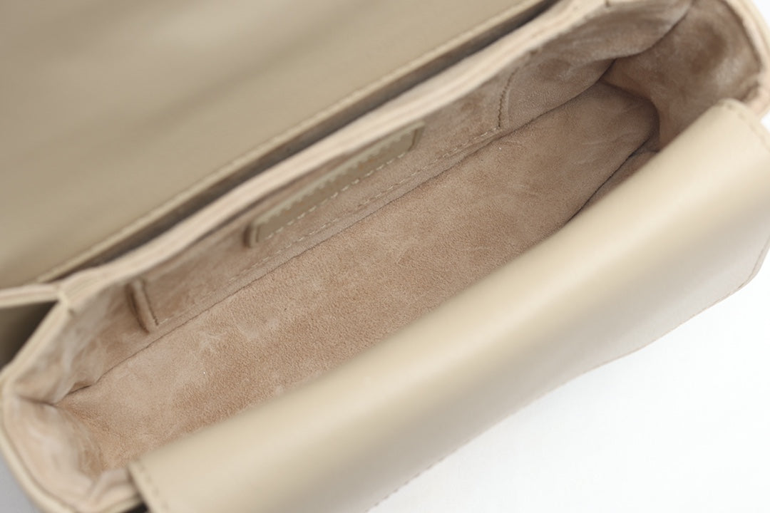 JOLIE Henkeltasche 19 in beigefarbenem Cannage-Kalbsleder