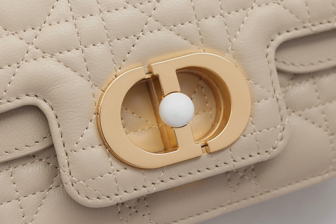 JOLIE Henkeltasche 19 in beigefarbenem Cannage-Kalbsleder