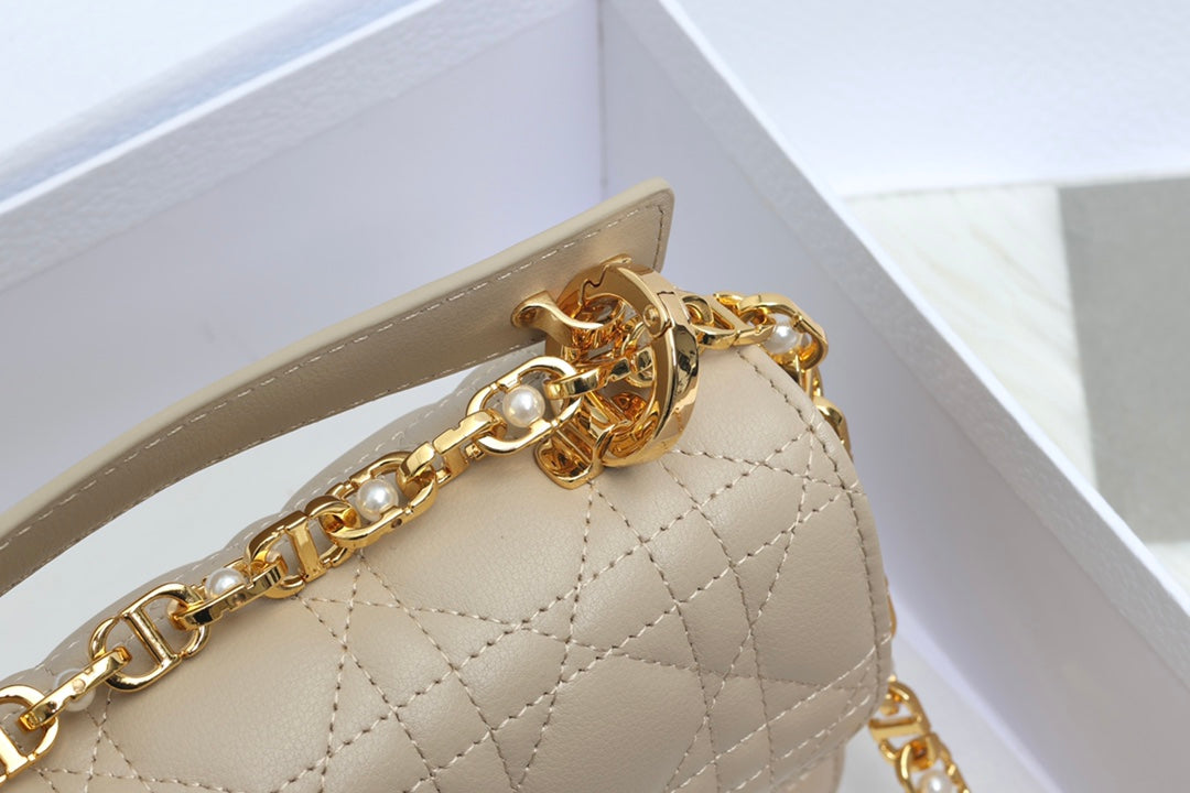 JOLIE Henkeltasche 19 in beigefarbenem Cannage-Kalbsleder