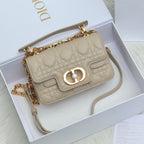 JOLIE Henkeltasche 19 in beigefarbenem Cannage-Kalbsleder