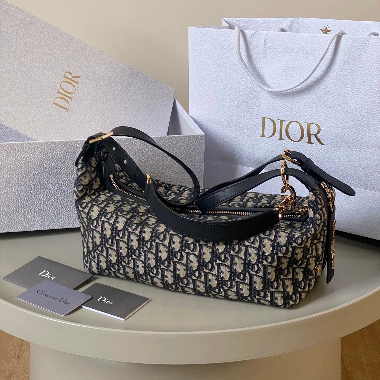 GROSSE D-JOURNEY SCHULTERTASCHE 33 IN SCHWARZ MONOGRAMM SCHRÄGJACQUARD