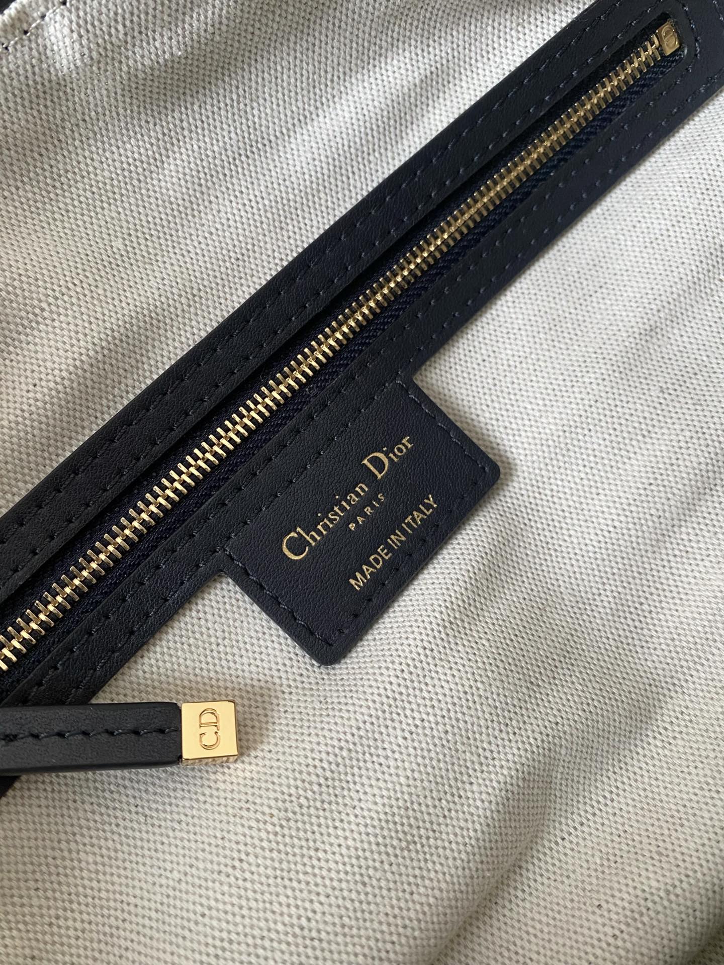 GROSSE D-JOURNEY SCHULTERTASCHE 33 IN SCHWARZ MONOGRAMM SCHRÄGJACQUARD