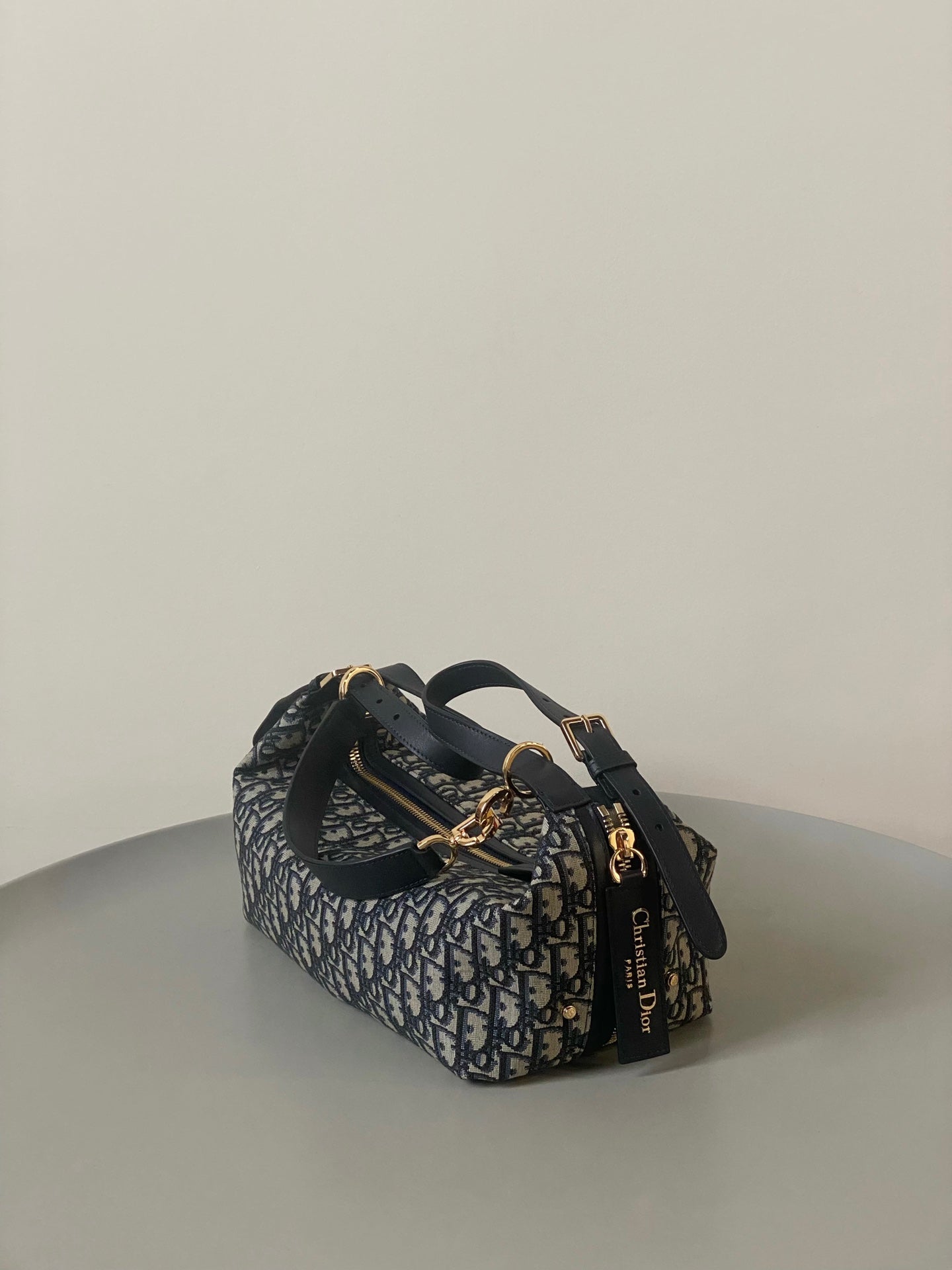 GROSSE D-JOURNEY SCHULTERTASCHE 33 IN SCHWARZ MONOGRAMM SCHRÄGJACQUARD