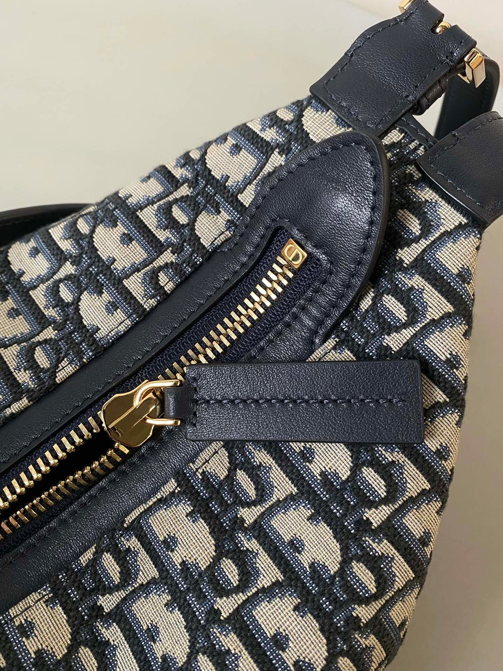 MITTLERE D-JOURNEY SCHULTERTASCHE 25 IN SCHWARZ MONOGRAMM SCHRÄGJACQUARD