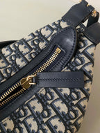 MITTLERE D-JOURNEY SCHULTERTASCHE 25 IN SCHWARZ MONOGRAMM SCHRÄGJACQUARD