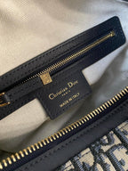 MITTLERE D-JOURNEY SCHULTERTASCHE 25 IN SCHWARZ MONOGRAMM SCHRÄGJACQUARD