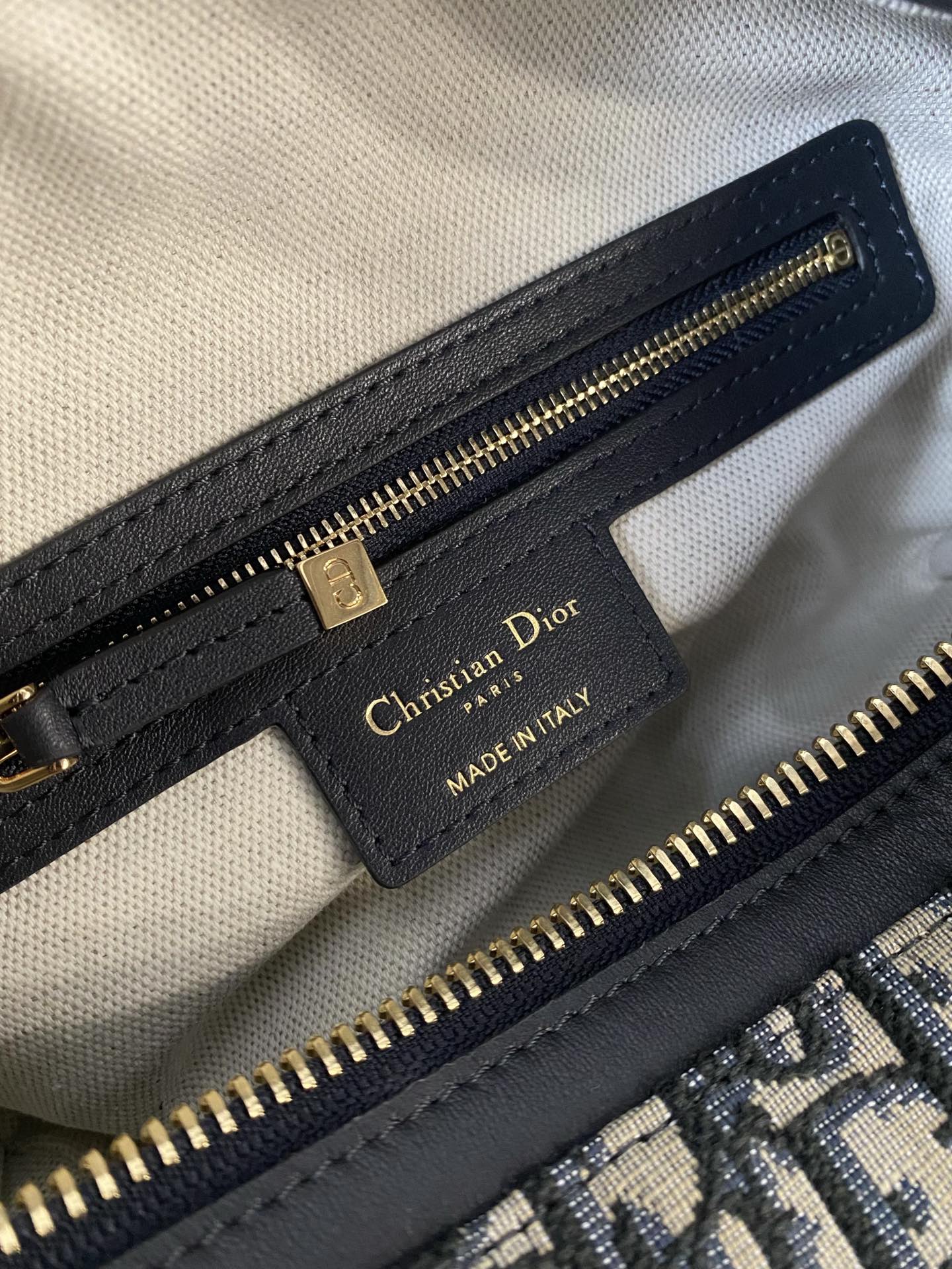 MITTLERE D-JOURNEY SCHULTERTASCHE 25 IN SCHWARZ MONOGRAMM SCHRÄGJACQUARD