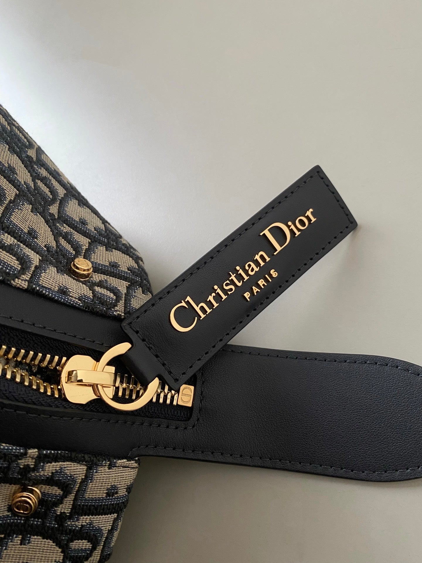 MITTLERE D-JOURNEY SCHULTERTASCHE 25 IN SCHWARZ MONOGRAMM SCHRÄGJACQUARD