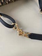 MITTLERE D-JOURNEY SCHULTERTASCHE 25 IN SCHWARZ MONOGRAMM SCHRÄGJACQUARD