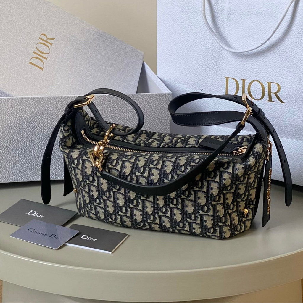 MITTLERE D-JOURNEY SCHULTERTASCHE 25 IN SCHWARZ MONOGRAMM SCHRÄGJACQUARD