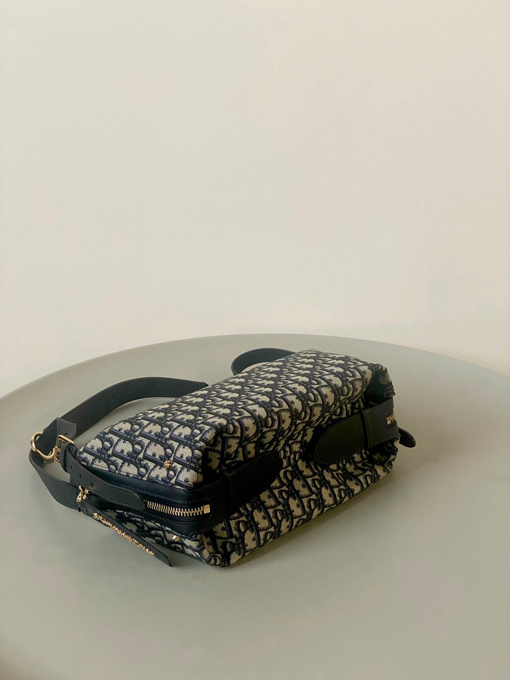 MITTLERE D-JOURNEY SCHULTERTASCHE 25 IN SCHWARZ MONOGRAMM SCHRÄGJACQUARD