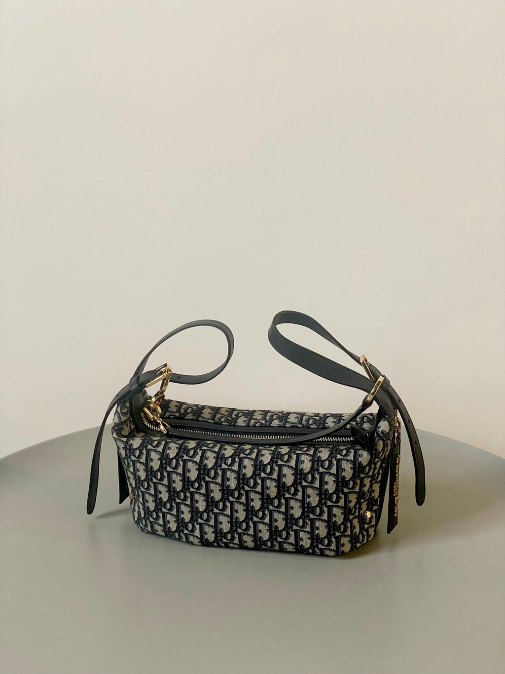 MITTLERE D-JOURNEY SCHULTERTASCHE 25 IN SCHWARZ MONOGRAMM SCHRÄGJACQUARD