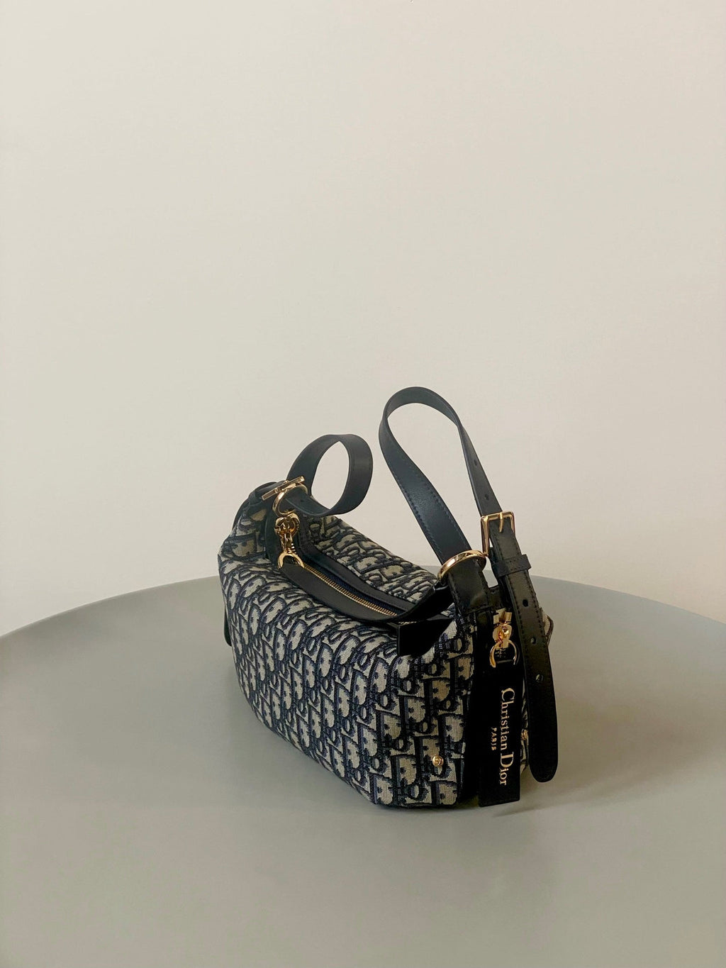 MITTLERE D-JOURNEY SCHULTERTASCHE 25 IN SCHWARZ MONOGRAMM SCHRÄGJACQUARD